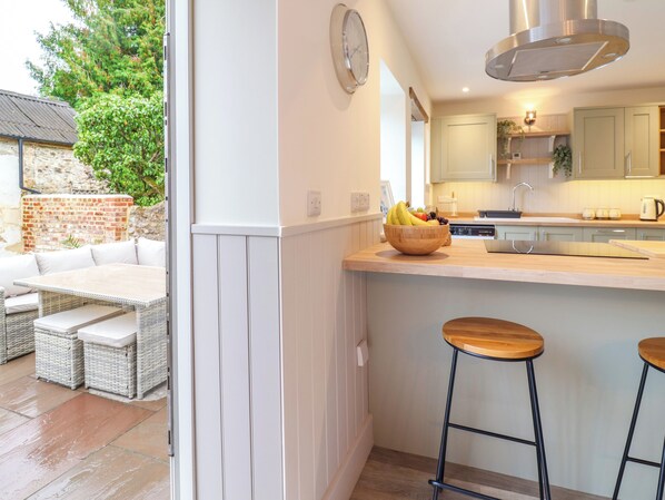 Fridge, dishwasher, electric kettle, toaster - Belfry Cottage (Colyton)