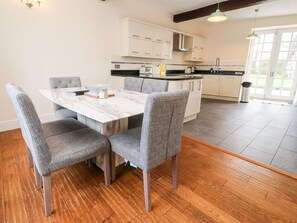 雪櫃、電熱水壺、多士爐、廚房用具/餐具/器皿