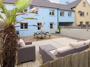 Outdoor dining - Archway House (Haverfordwest)