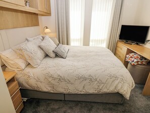 2 dormitoris, decoració individual i mobiliari individual 