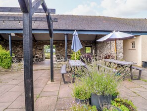 Outdoor dining - Apartment at The Old Dog, Thorpe (Ashbourne)