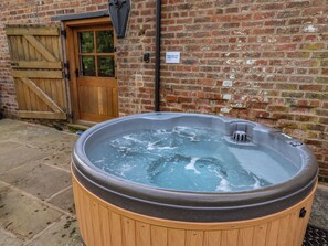 Outdoor spa tub - Lake View Barn (Macclesfield)