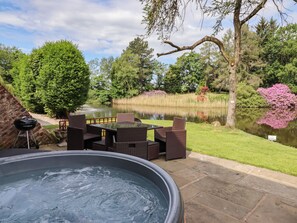 Outdoor dining - Lake View Barn (Macclesfield)