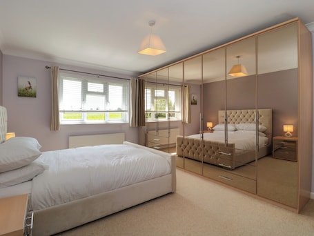 4 bedrooms, individually decorated, individually furnished, free WiFi. Te Papa