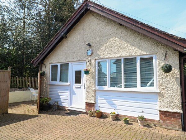 Exterior - Paws-a-while (Norwich)