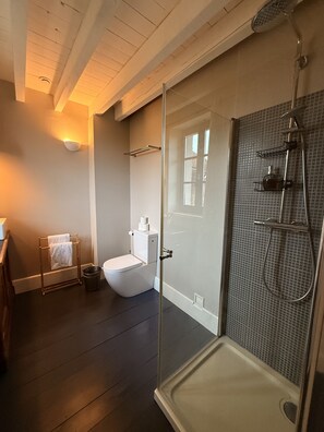 Een douche, een haardroger, handdoeken, zeep