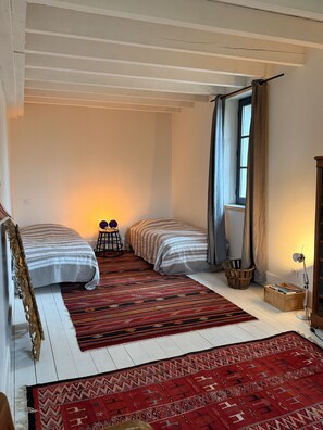 3 habitaciones, tabla de planchar con plancha, wifi y ropa de cama 