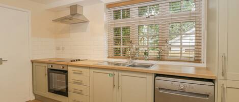 Een koelkast, een vaatwasser, een waterkoker