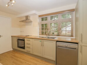 Fridge, dishwasher, electric kettle, cookware/dishes/utensils - Heron's Lodge (Pontypool)