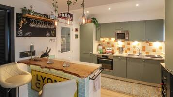 Refrigerador, lavavajillas, tetera eléctrica y tostadora