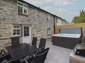 Outdoor dining - Bwthyn Camlan (Machynlleth)