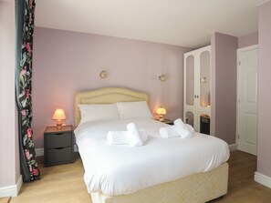 3 bedrooms, individually decorated, individually furnished, free WiFi - 43 Hyfrydle Road (Caernarfon)