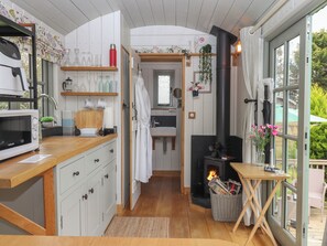 Fridge, electric kettle, toaster, cookware/dishes/utensils - Burr 2 Shepherds Hut (Barnstaple)