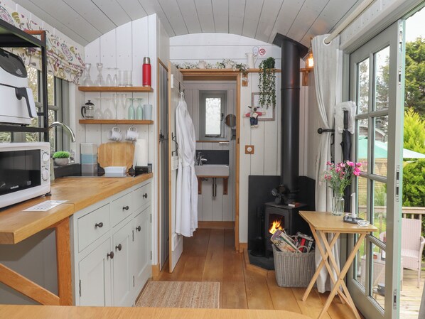 Fridge, electric kettle, toaster, cookware/dishes/utensils - Burr 2 Shepherds Hut (Barnstaple)