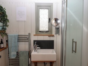 Shower - Burr 2 Shepherds Hut (Barnstaple)