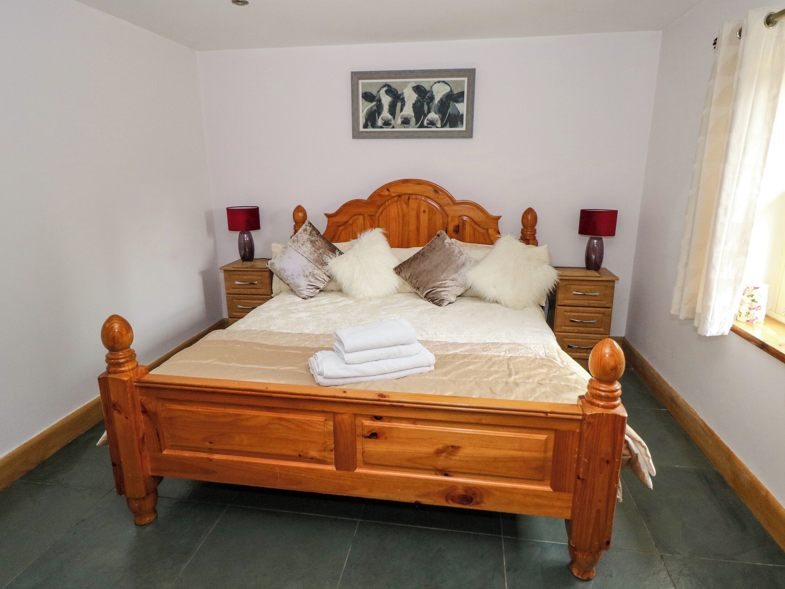 2 kamar tidur dan didekorasi berbeda-beda