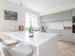 Køleskab, opvaskemaskine, elkedel, brødrister