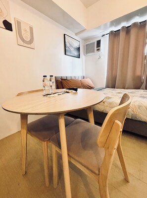 Condo, 1 Bedroom | Dining room