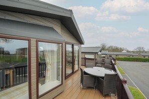 Outdoor dining - Lodge 70 at Riviera Bay Coastal Retreat (Brixham)