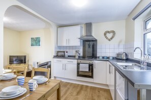 Cottage | Private kitchen | Fridge, electric kettle, toaster, cookware/dishes/utensils