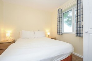 2 bedrooms, individually decorated, individually furnished, free WiFi - Chalet 11 at Landscove Holiday Park (Brixham)