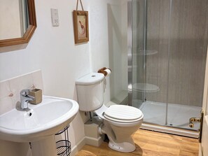 Cottage | Bathroom - Sunlight Cottage (Truro)