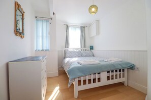 3 bedrooms, individually decorated, individually furnished, free WiFi - Lighthouse Cottage (Truro)