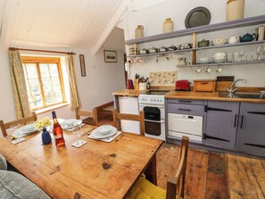 Kylskåp, diskmaskin, vattenkokare och grytor/köksredskap