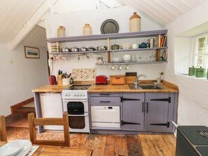 Kühlschrank, Geschirrspüler, Wasserkocher, Kochgeschirr/Geschirr/Besteck
