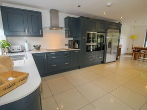 Kjøleskap, oppvaskmaskin, vannkoker og brødrister