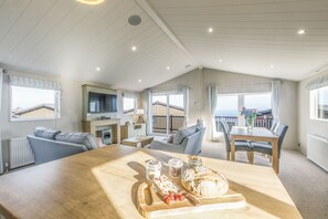 Dining - Lodge 72 at Riviera Bay Coastal Retreat (Brixham)