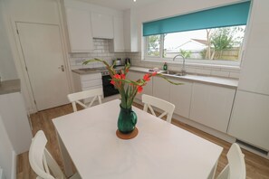 Fridge, dishwasher, electric kettle, toaster - Bod A Quinte (St Ives)