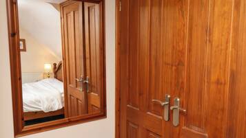 3 bedrooms, individually decorated, individually furnished, free WiFi