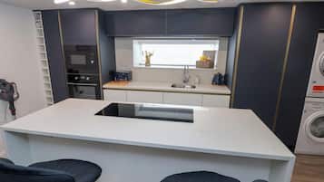 Kühlschrank, Geschirrspüler, Wasserkocher, Toaster