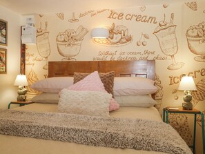 1 Schlafzimmer, individuell dekoriert, individuell eingerichtet