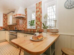 Tủ lạnh, máy rửa bát, ấm điện, lò nướng bánh mì 