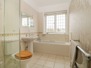 A bathroom with a toilet, sink, and bathtub. - The Well House (Bournemouth)