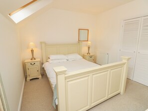 2 Schlafzimmer, individuell dekoriert, individuell eingerichtet