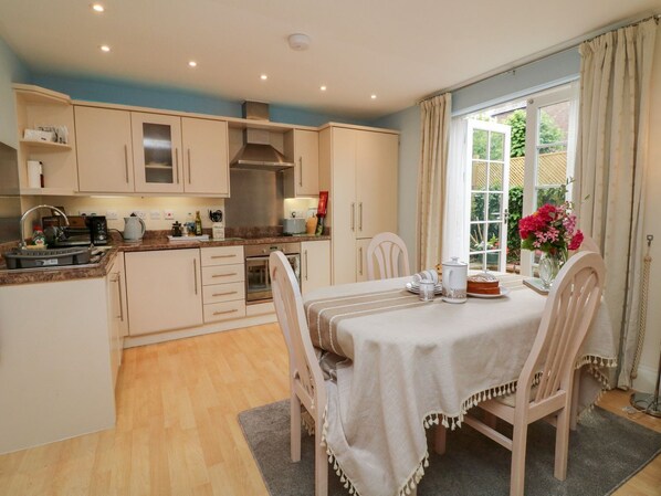 Lave-vaisselle, batterie de cuisine, vaisselle et ustensiles