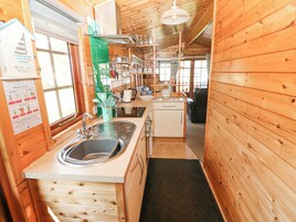 Frigorífico, hervidor eléctrico, tostadora y utensilios de cocina