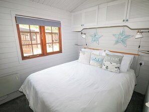 2 Schlafzimmer, individuell dekoriert, individuell eingerichtet