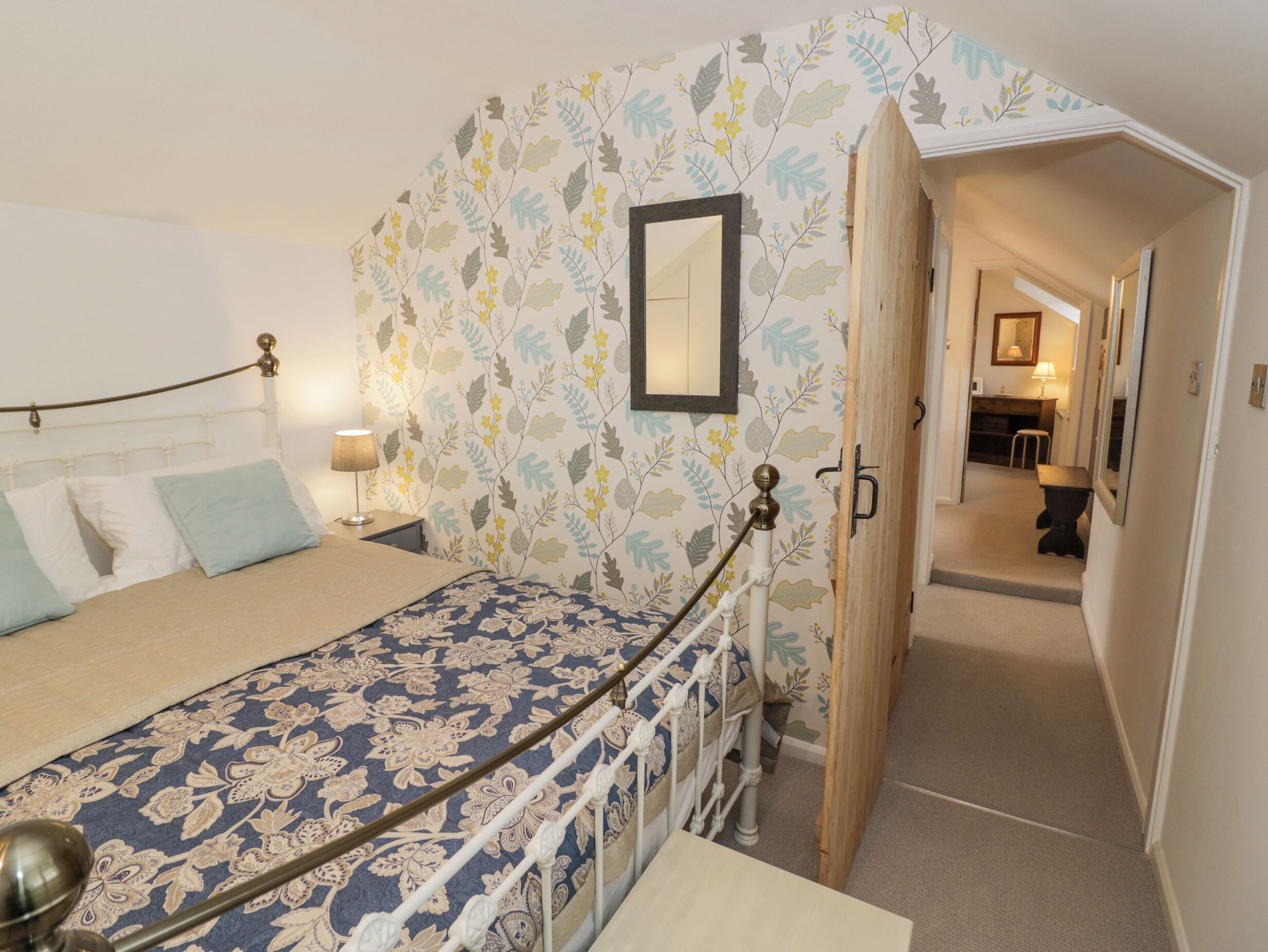 2 عدّة غرف نوم وبديكورات فريدة لكل غرفة وطراز فريد لكل وحدة