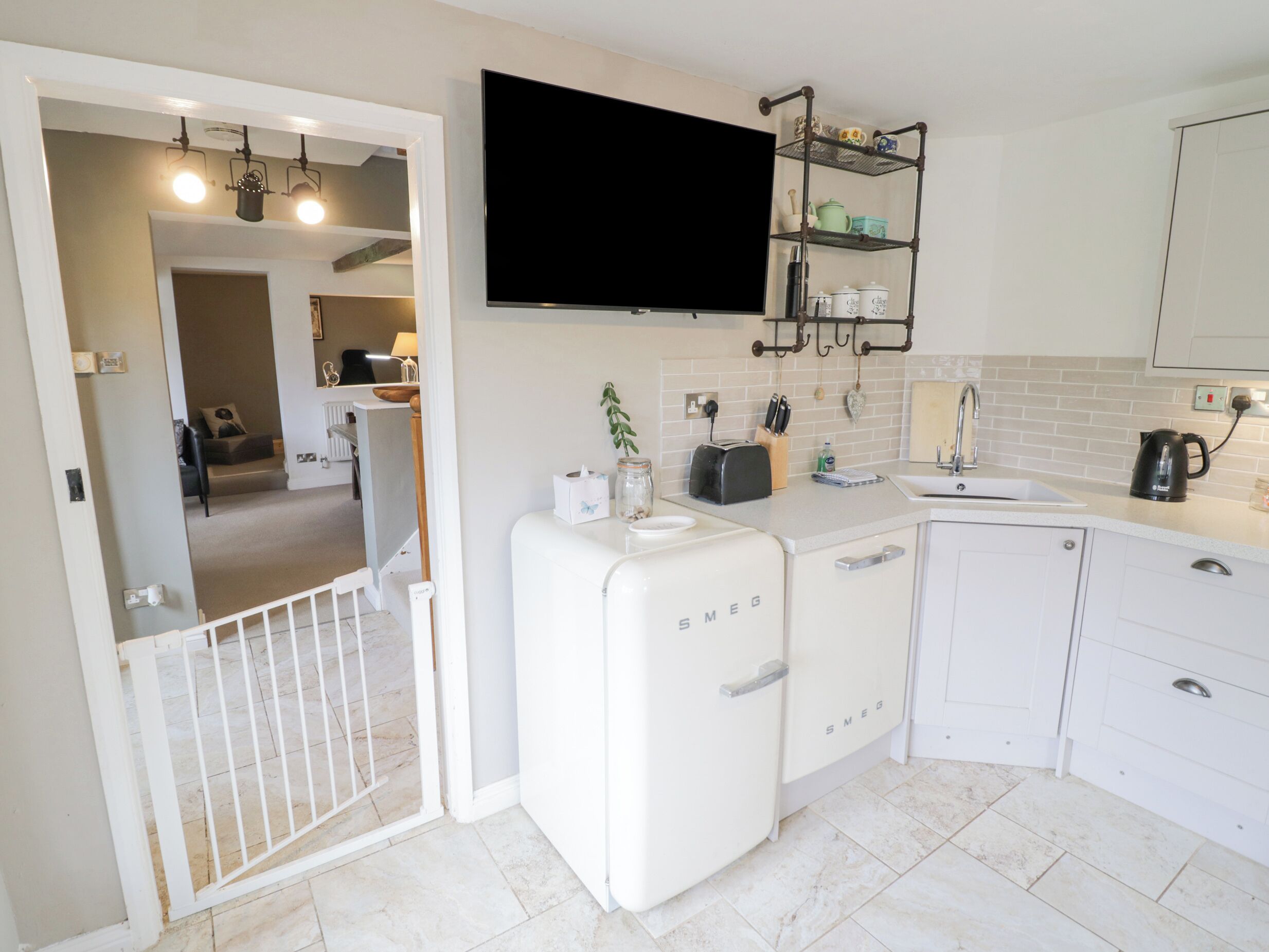 冰箱、洗碗机、电热水壶、烤面包机