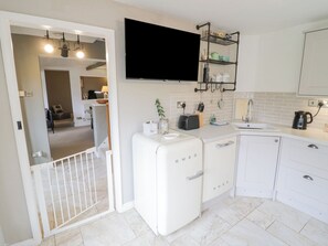 Réfrigérateur, lave-vaisselle, bouilloire électrique, grille-pain