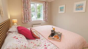 2 kamar tidur dan didekorasi berbeda-beda