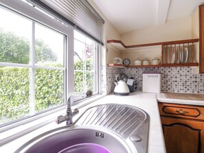 Een koelkast, een waterkoker, een broodrooster