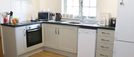 Kühlschrank, Geschirrspüler, Wasserkocher, Kochgeschirr/Geschirr/Besteck