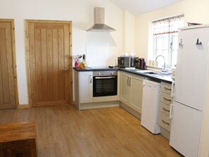 Fridge, dishwasher, electric kettle, cookware/dishes/utensils - Ramblers (Newtown)