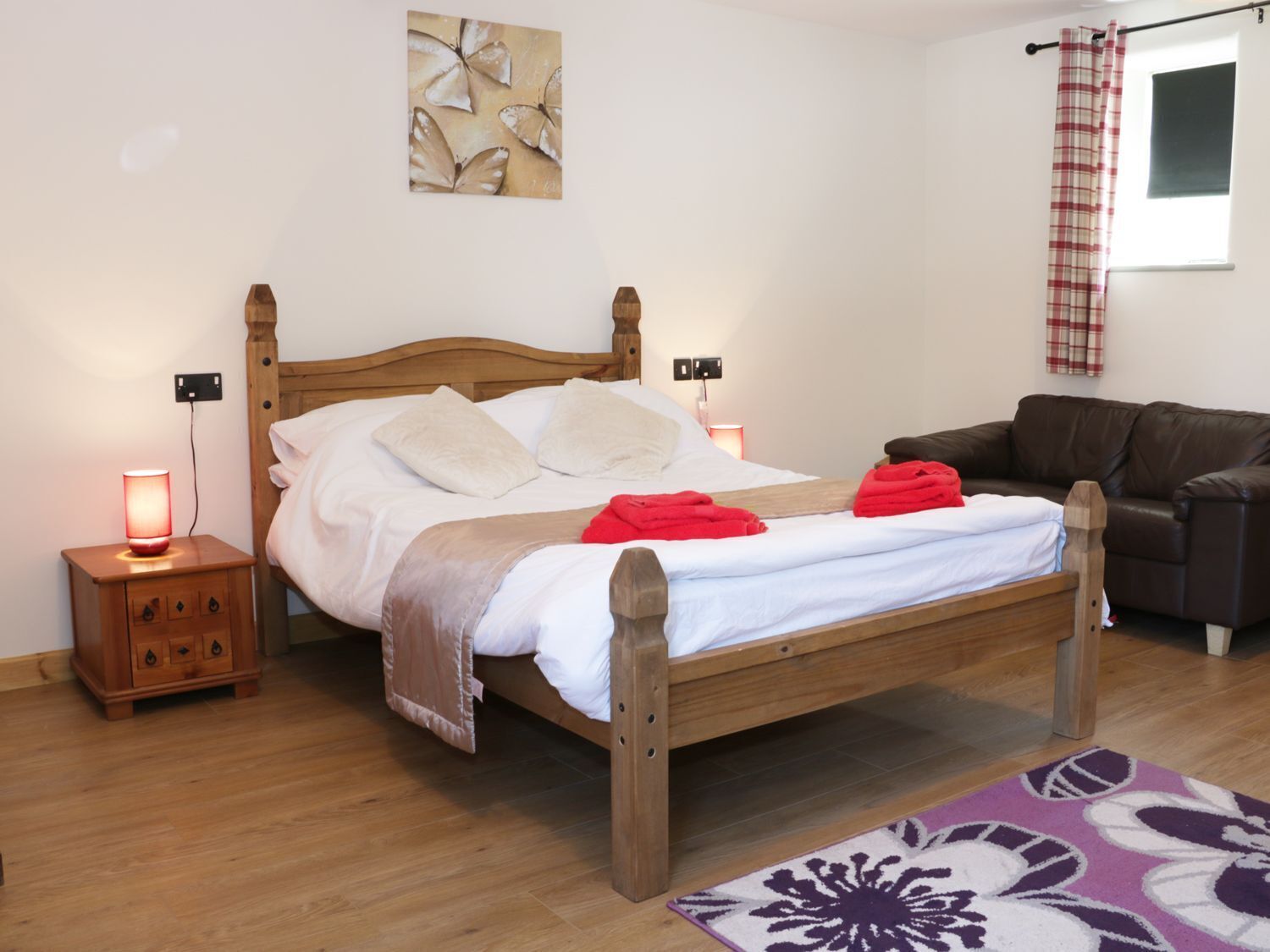 2 Schlafzimmer, individuell dekoriert, individuell eingerichtet