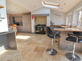 Refrigerador, lavavajillas, utensilios de cocina